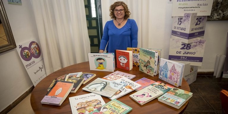 La Diputación de Córdoba incorporará nuevos títulos al ‘Rincón Violeta’ de la Biblioteca Municipal de Baena