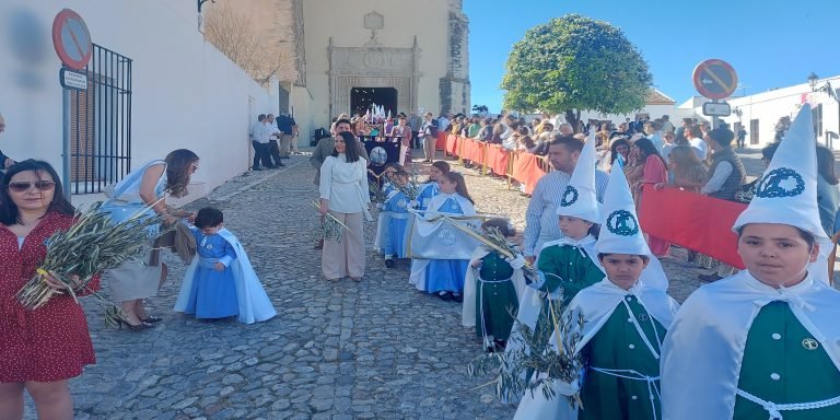 Los niños de Baena celebran con palmas y ramas de olivo la Entrada Triunfal de Jesús en Jerusalén