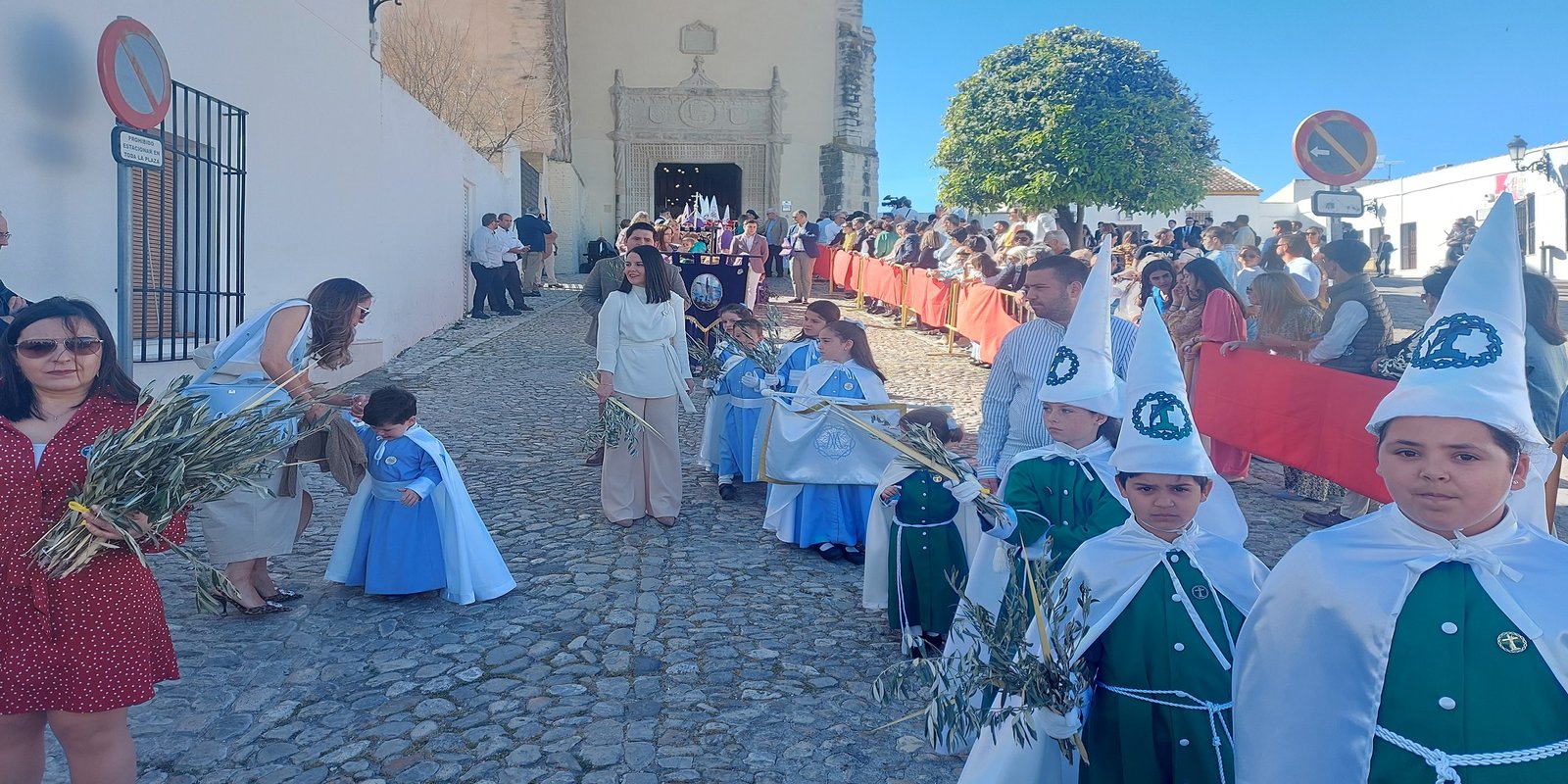 Los niños de Baena celebran con palmas y ramas de olivo la Entrada Triunfal de Jesús en Jerusalén