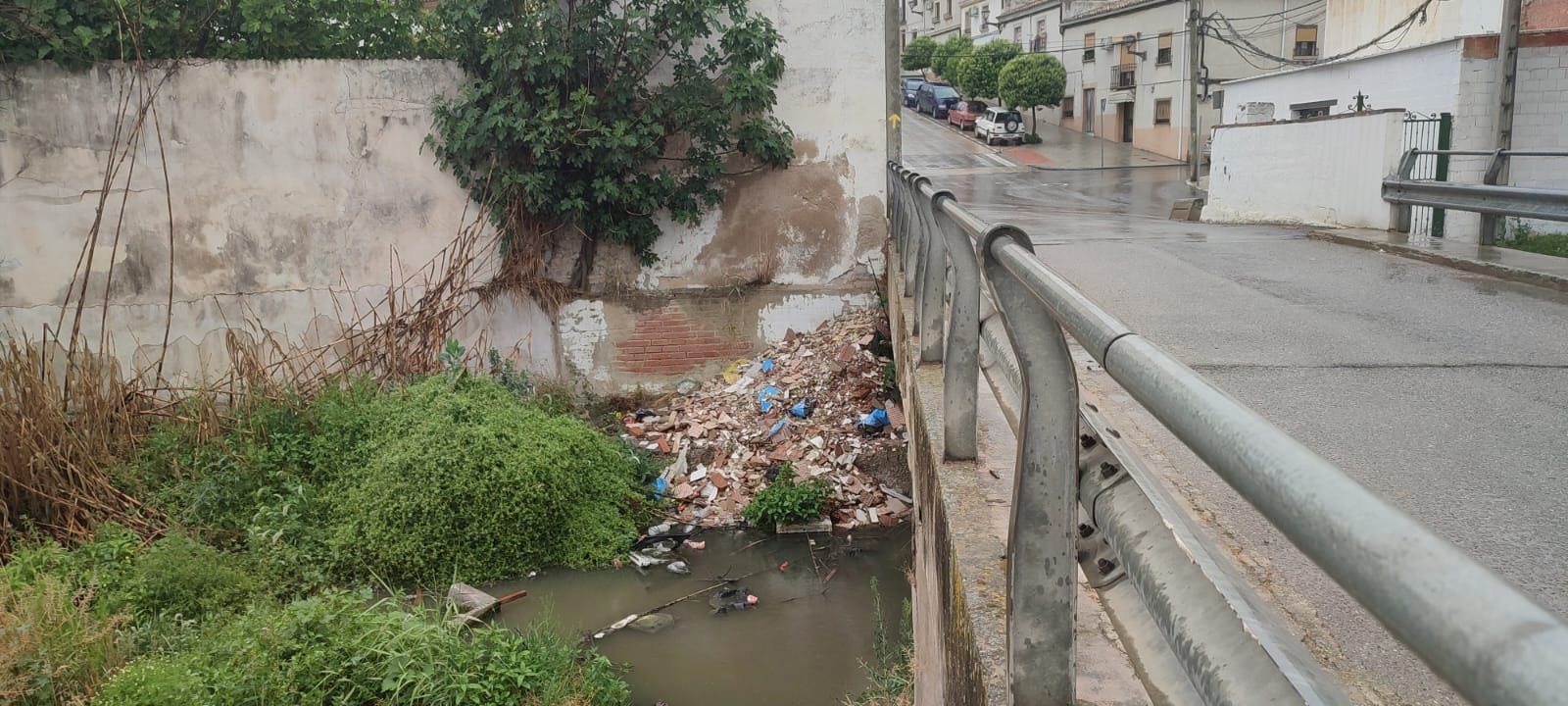 Groden-Ecologistas en Acción denuncia el vertido de escombros y el deterioro ambiental del río Marbella en la Fuente Baena