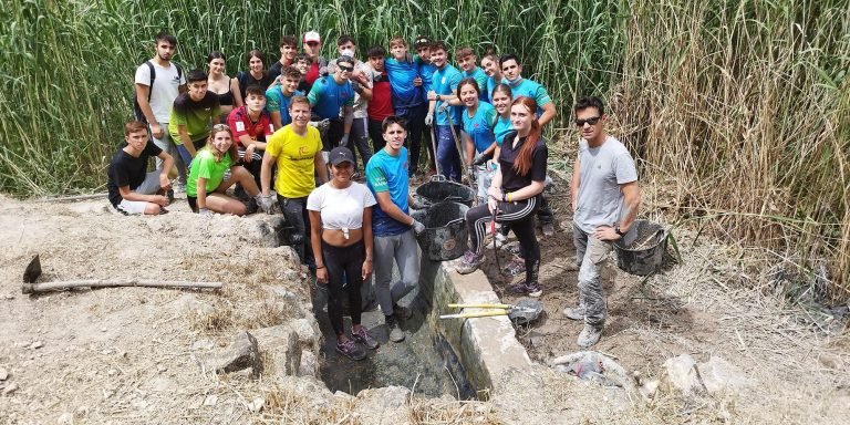 Alumnos del IES Luis Carrillo de Sotomayor recuperan la Fuente de la Teja de Baena