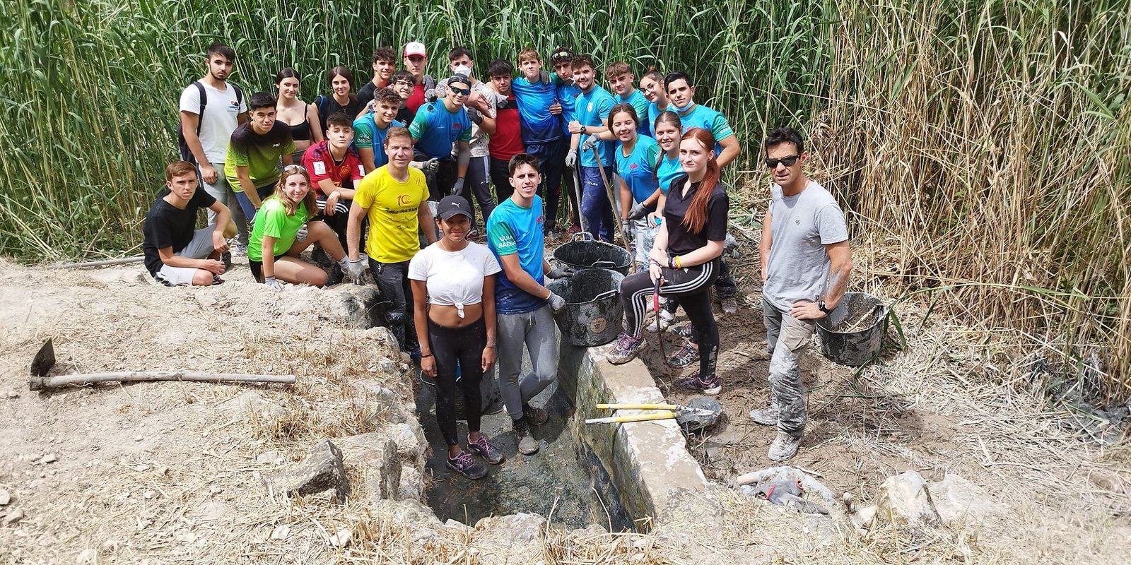 Alumnos del IES Luis Carrillo de Sotomayor recuperan la Fuente de la Teja de Baena