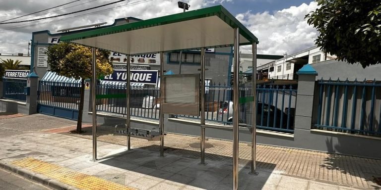 La Junta invierte en Baena más de 60.000 euros en la instalación de dos marquesinas y el asfaltado de parte de la avenida Padre Villoslada