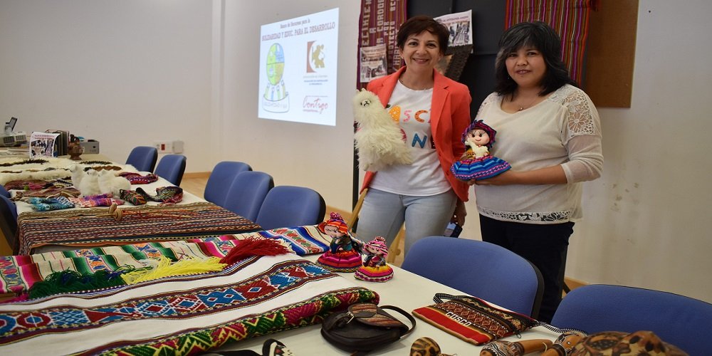 La cultura española y la andina se unen en Baena a través de un taller de artesanía