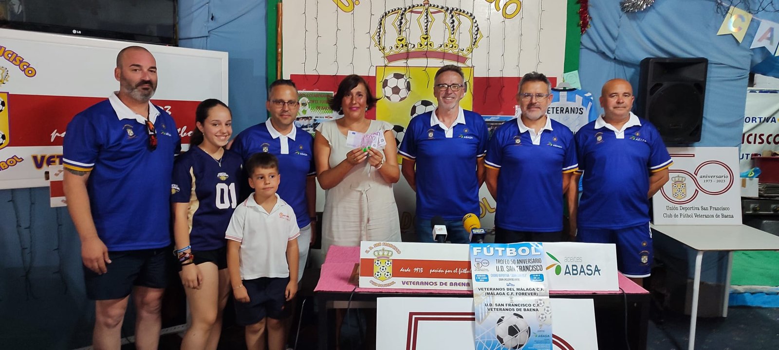 La UD San Francisco entrega un donativo de 1.000 euros a la Junta Local de la AECC recaudados en el Trofeo de su 50 aniversario