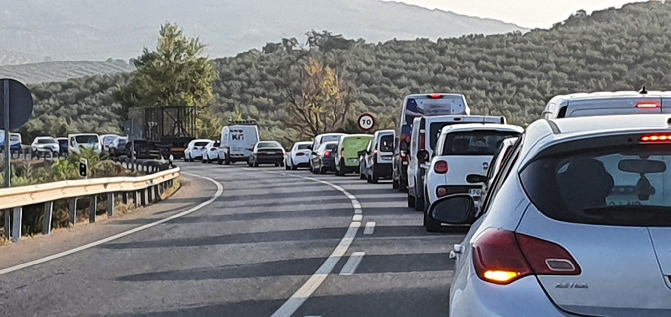 Fallece un hombre de Baena y otro resulta herido al colisionar un camión y una moto en la A-318