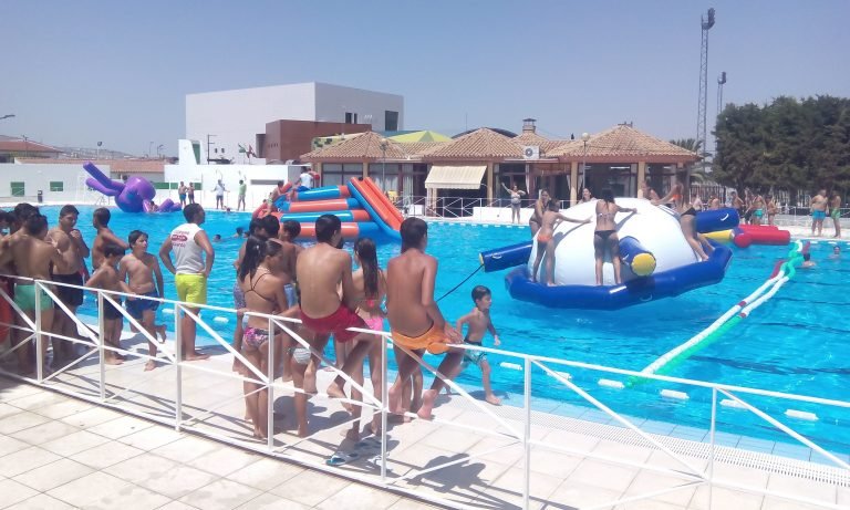 El Club Natación Baena celebra el lunes 31 de julio su divertida Fiesta Acuática en la piscina municipal