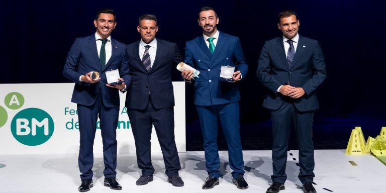 El árbitro baenense Roberto Mendoza recibe la Insignia de Plata de la Federación Andaluza de Balonmano