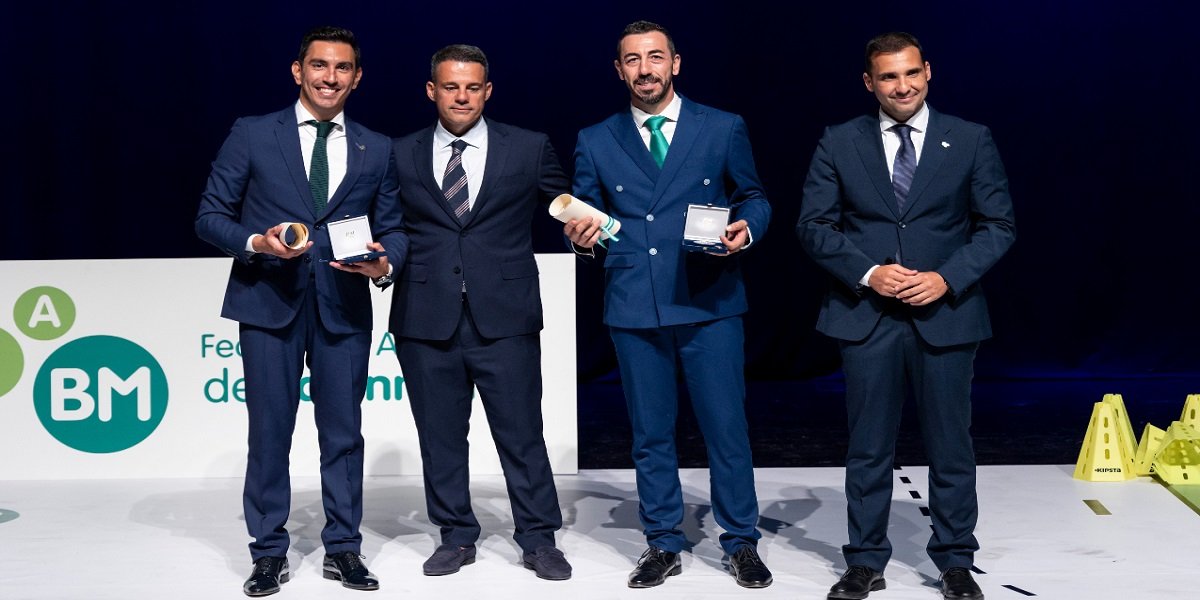 El árbitro baenense Roberto Mendoza recibe la Insignia de Plata de la Federación Andaluza de Balonmano