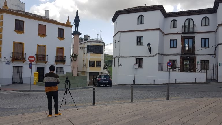 Lourdes Luque y José Solano llevan a la India el vídeo promocional de la Semana Santa baenense “Baena Santa”
