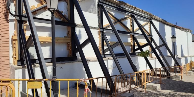 El Consistorio de Baena actúa por emergencia en el muro del cementerio