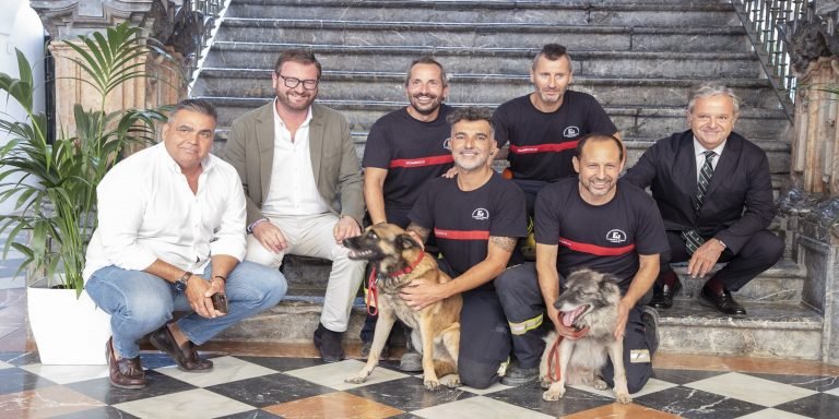 El presidente de la Diputación recibe a los bomberos cordobeses que han realizado labores de rescate en Marruecos