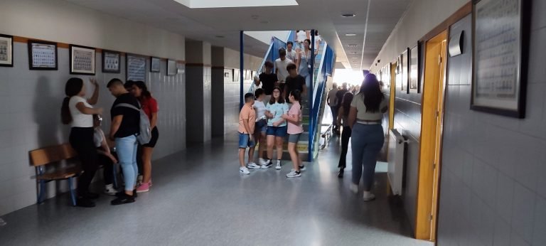 Casi 2.000 estudiantes comienzan hoy las clases de Secundaria, Bachillerato y FP en los centros docentes de Baena