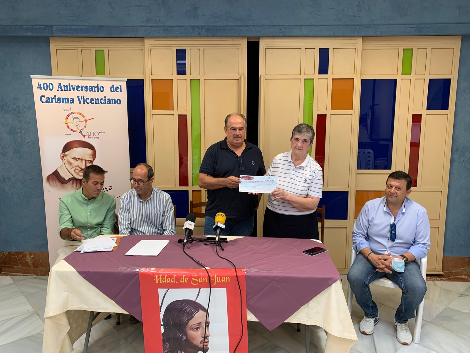 La Hermandad de San Juan entrega a la Residencia Divino Maestro 4.100 euros recaudados en la IX Mariscada Benéfica