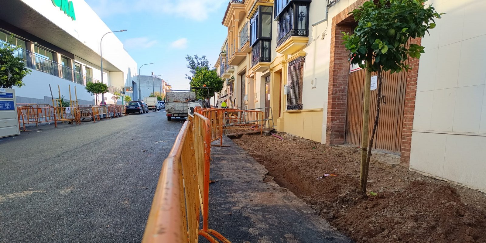 El Ayuntamiento renueva los acerados de las calles Duque de Ahumada y Catedrático Alcalá Santaella