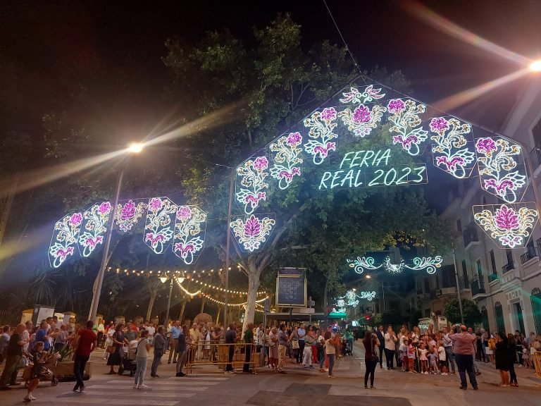 El encendido del alumbrado, pistoletazo de salida de la Feria Real de Baena 2023