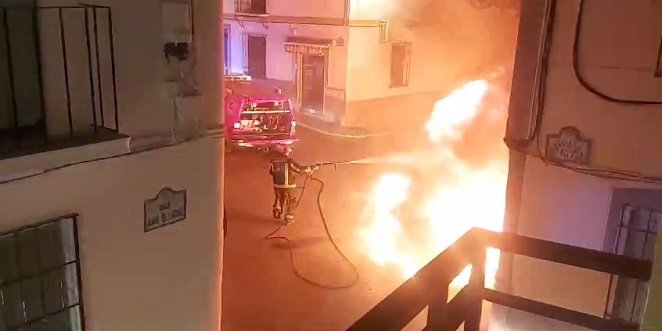 Un voraz incendio, presumiblemente intencionado, calcina completamente un vehículo  esta madrugada en Baena