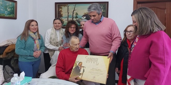 La Agrupación de Cofradías homenajea a Eduardo Tarifa por el fomento de la saeta en Baena