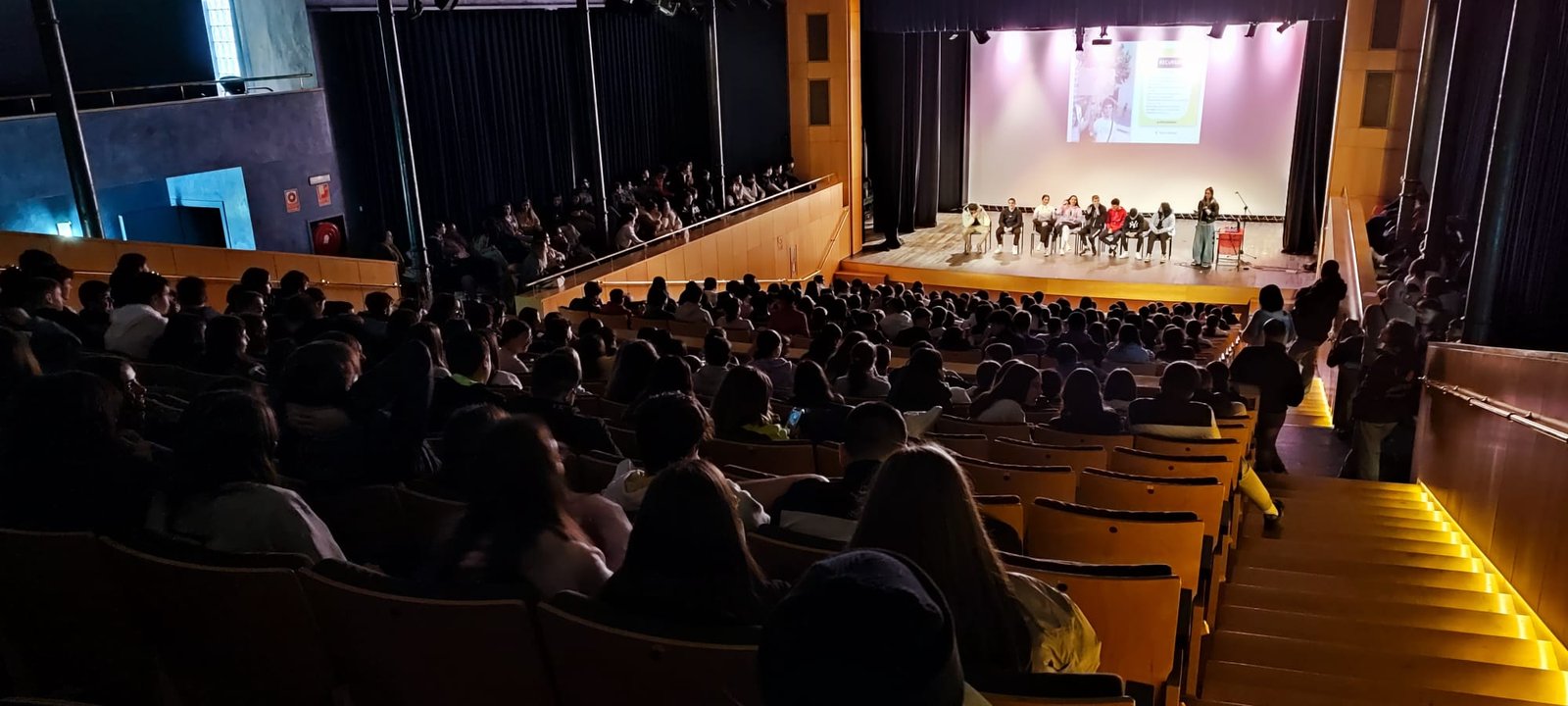 Más de 400 escolares participan en el taller con Psico-Woman ‘Viva el amor del bueno’ para cerrar la campaña del 25-N