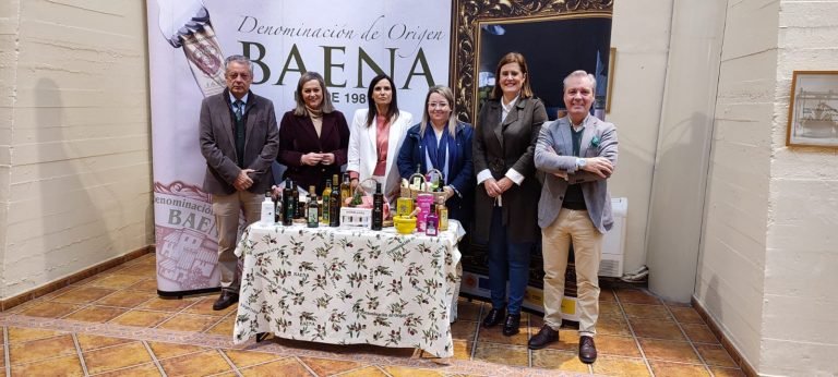 La Junta presenta en Baena su campaña de prevención de accidentes laborales en la recogida de la aceituna