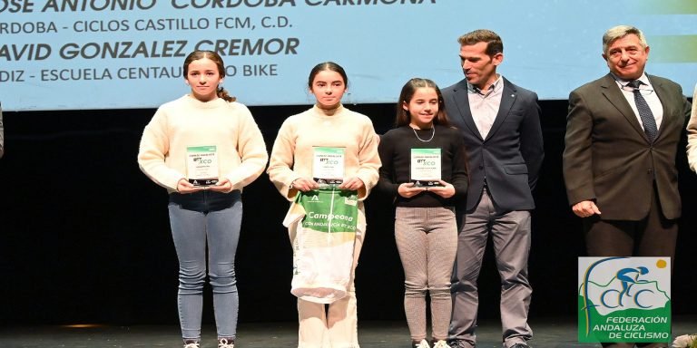La deportista baenense, Elena Tienda, brilla con luz propia en la Gala del Ciclismo Andaluz