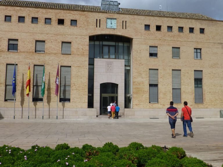El Ayuntamiento de Baena reduce en 548.000 euros su deuda y paga a proveedores en menos de 13 días