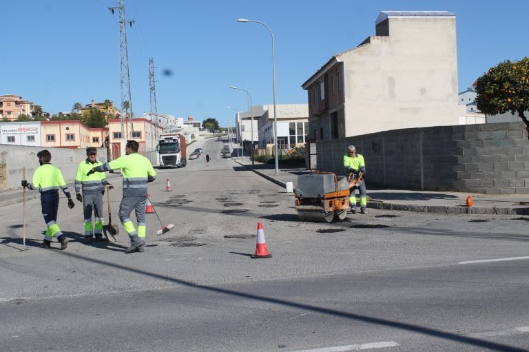 El Ayuntamiento de Baena inicia los trabajos de bacheo de varias calles