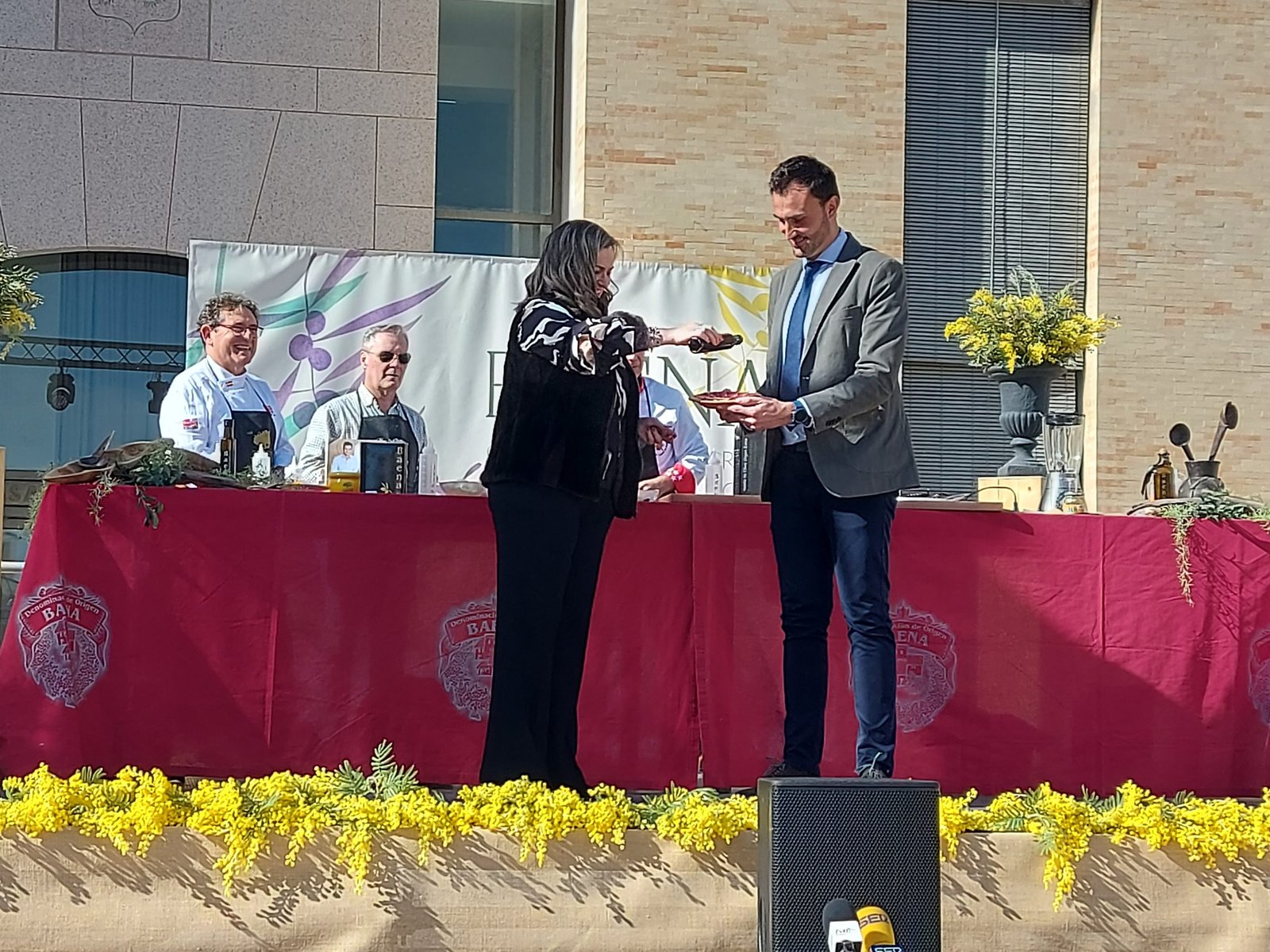 Baena se hermana con el municipio de Villanueva de Córdoba para maridar el aceite de oliva y el jamón ibérico