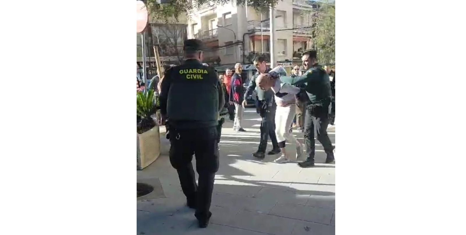 Guardia Civil y Policía Local detienen en Baena a un hombre por una presunta tentativa de robo en una joyería