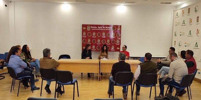 La senadora del PP por Córdoba, Lorena Guerra, se reúne en Baena con un grupo de agricultores para conocer sus preocupaciones