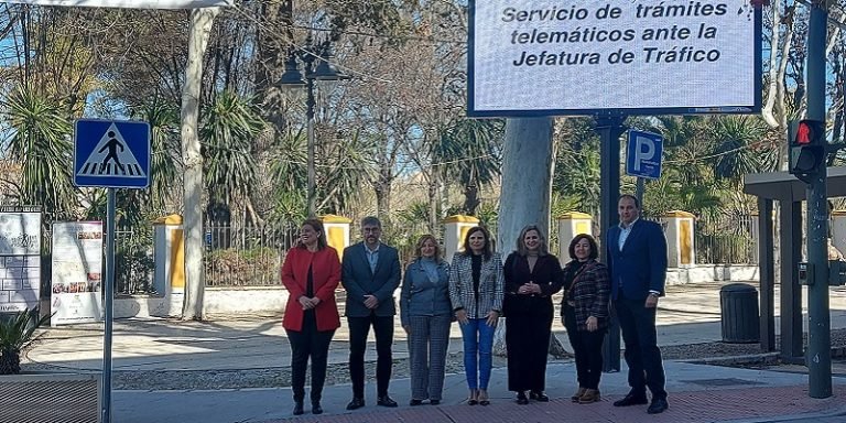 Baena inaugura dos pantallas digitales e informativas de los comercios locales