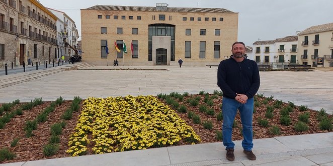 El Ayuntamiento interviene en la mejora y eficiencia de varios jardines de Baena