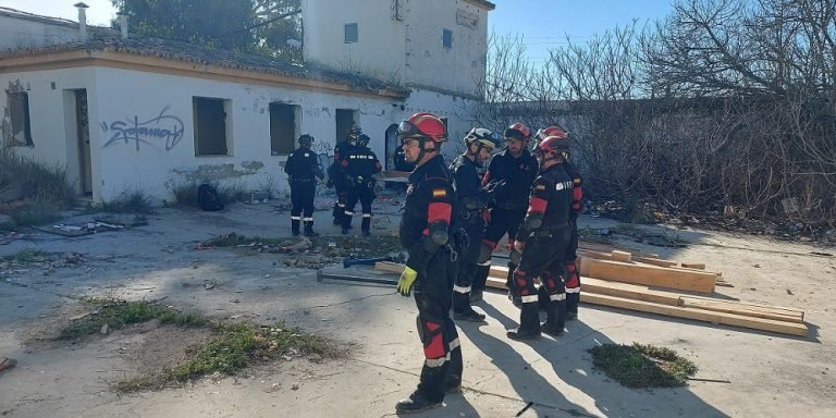 Miembros de la UME realizan maniobras de rescate en un simulacro de seísmo en el antiguo matadero de Baena