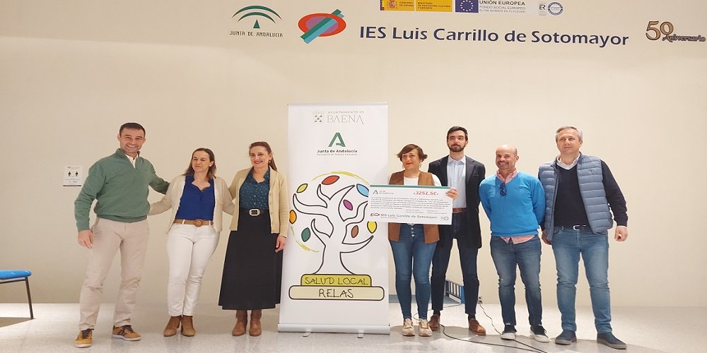 El IES Luis Carrillo de Sotomayor entrega a la AECC un cheque de 3.251 euros recaudados con sus actividades solidarias