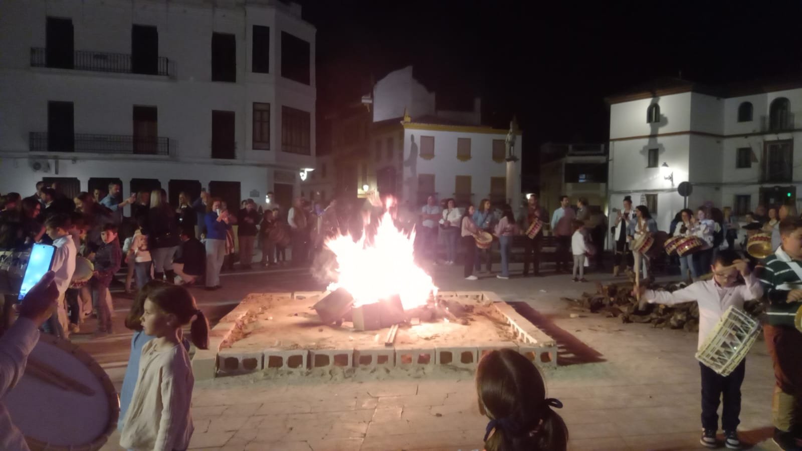 En Baena, el sonar de tambores se envuelve por San José del color de las hogueras y del olor a madera quemada