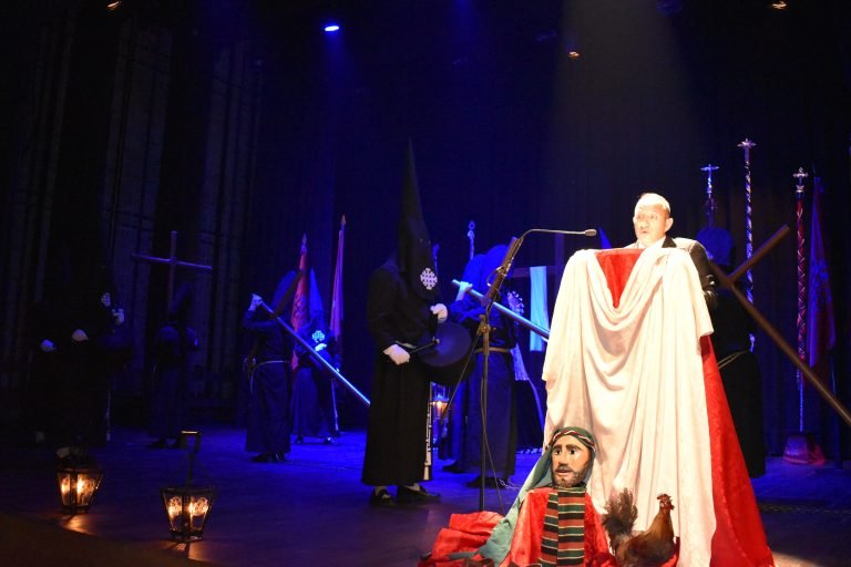 Los redobles judíos, el sonar de cadenas y las escenificaciones se tornan pregón en Baena