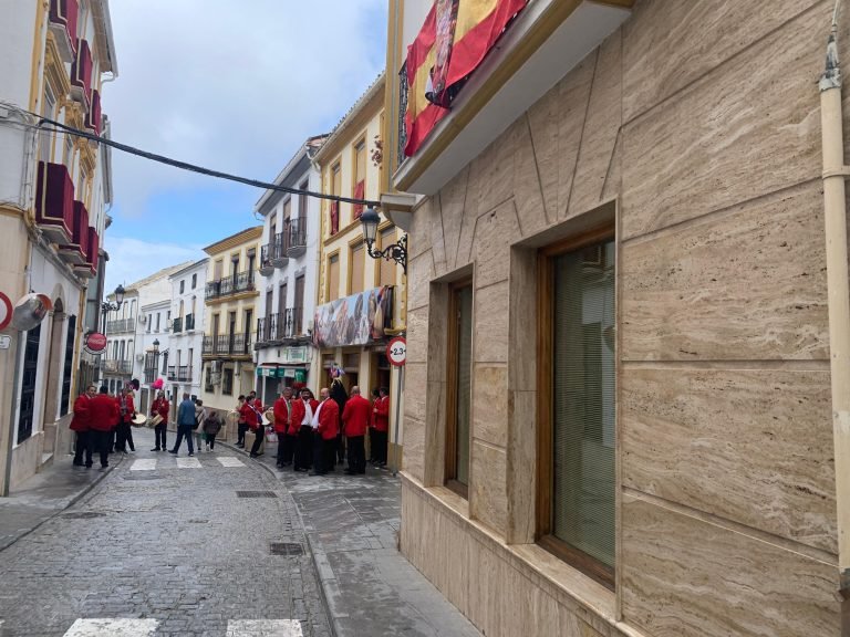 Reparten en Baena 9.000 bolsas para evitar las cáscaras de pipas en las procesiones