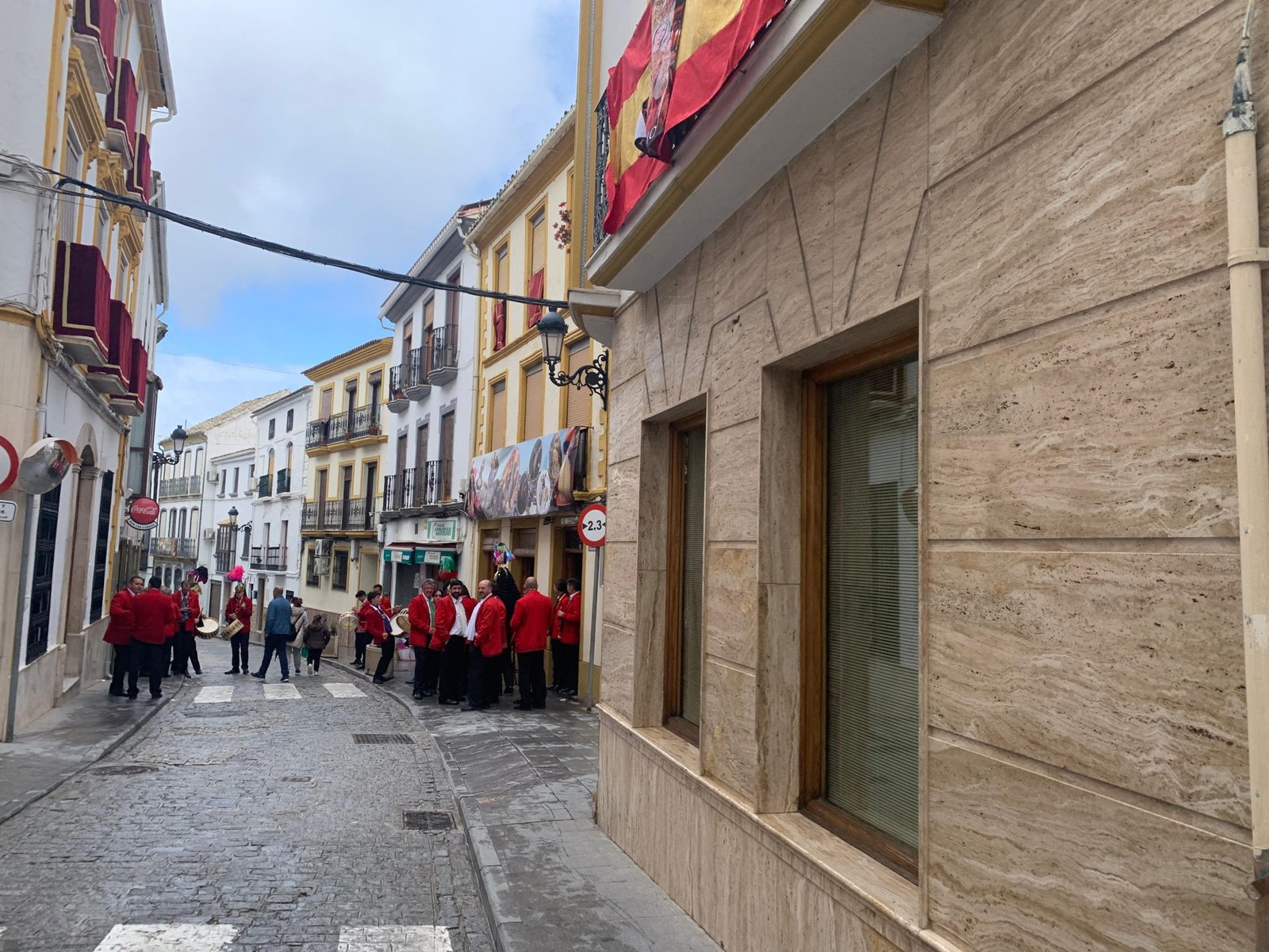 Reparten en Baena 9.000 bolsas para evitar las cáscaras de pipas en las procesiones