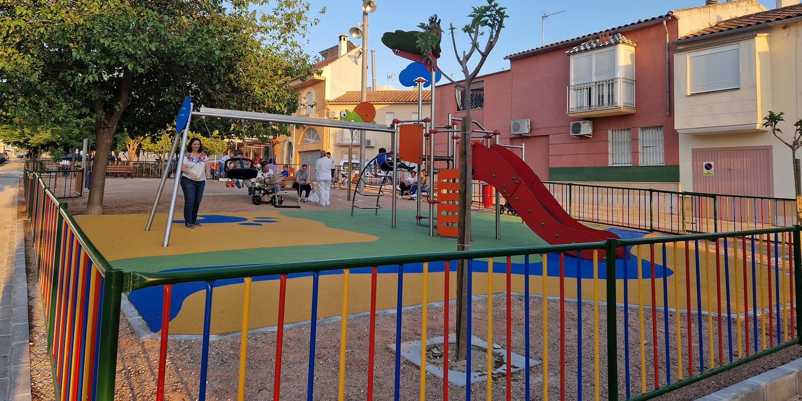 Concluye la renovación de la zona de juegos de la avenida San Carlos de Chile de Baena