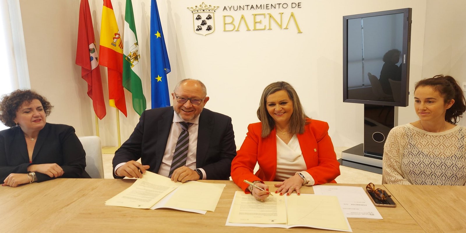 Baena firma un convenio con la UCO para realizar un proyecto de investigación en la Cueva del Yeso