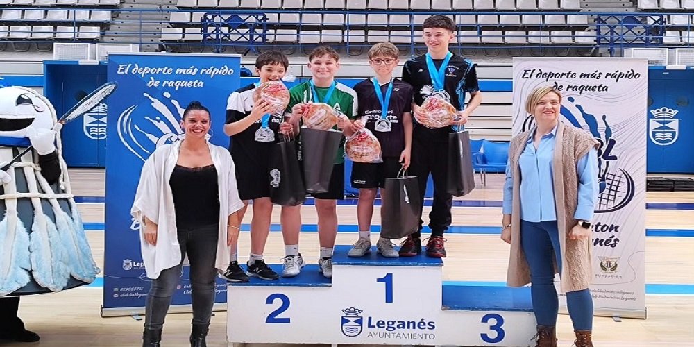 El deporte baenense suma cinco medallas de plata y dos de bronce en bádminton, carreras por montaña y natación