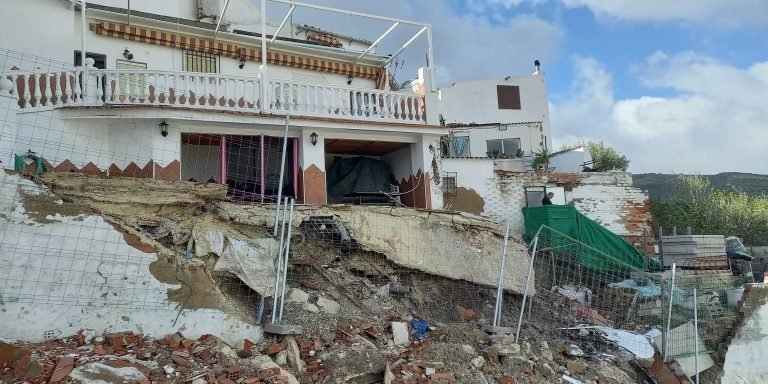 Más de 100 litros de lluvia condiciona la Semana Santa en Baena y provoca el derrumbe parcial de una casa en la calle San Juan