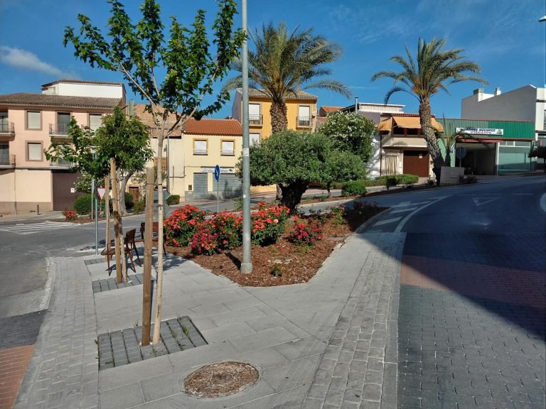 El Ayuntamiento de Baena continúa con las labores de “embellecimiento” de los parques y jardines