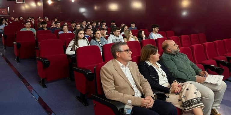 Un total de 80 alumnos de Baena y Castro del Río celebran el Día de Europa debatiendo sobre democracia