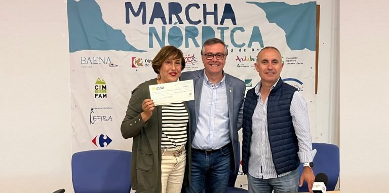 El CD Media Legua entrega un donativo de 2.000 euros a la Junta Local de la Asociación Española Contra el Cáncer