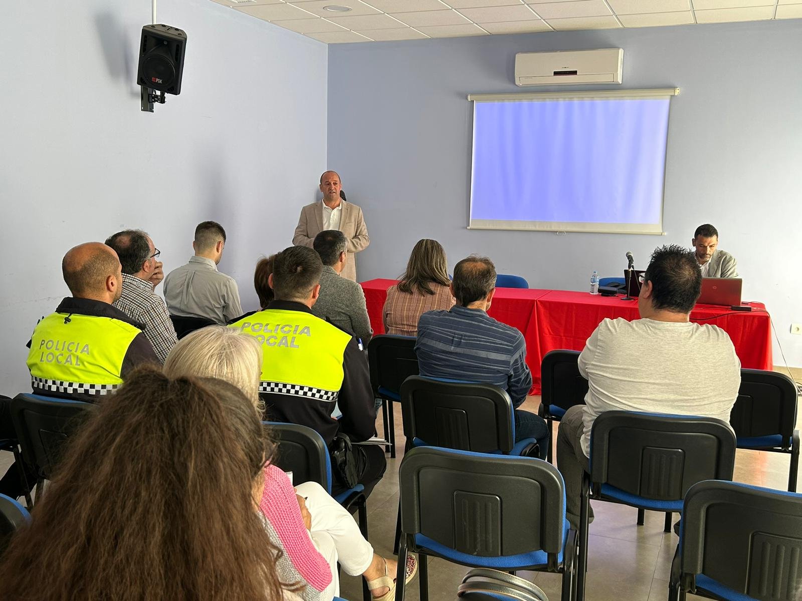 Baena acoge una charla formativa sobre ciberseguridad impartida por miembros del equipo Arrob@ de la Guardia Civil