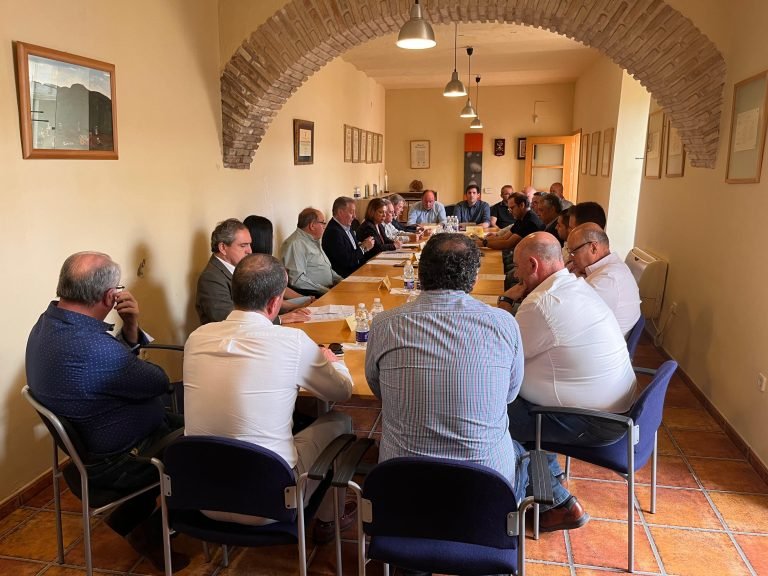 Javier Alcalá renueva por unanimidad la presidencia de la DO Baena