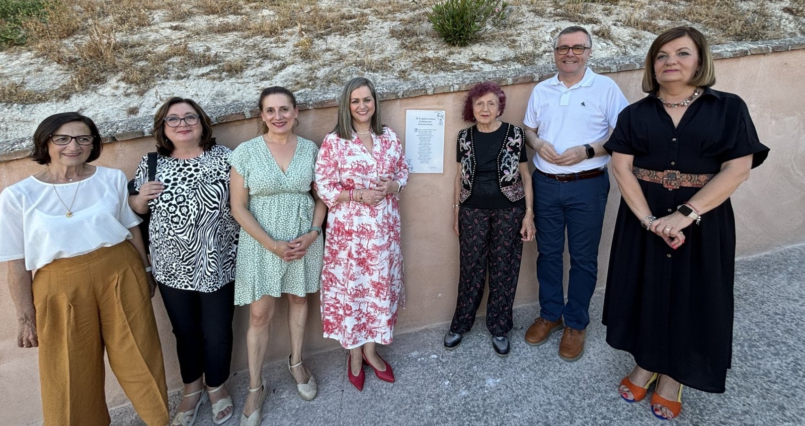 El Ayuntamiento homenajea a Juana Castro con un azulejo en el Paseo de los Poetas