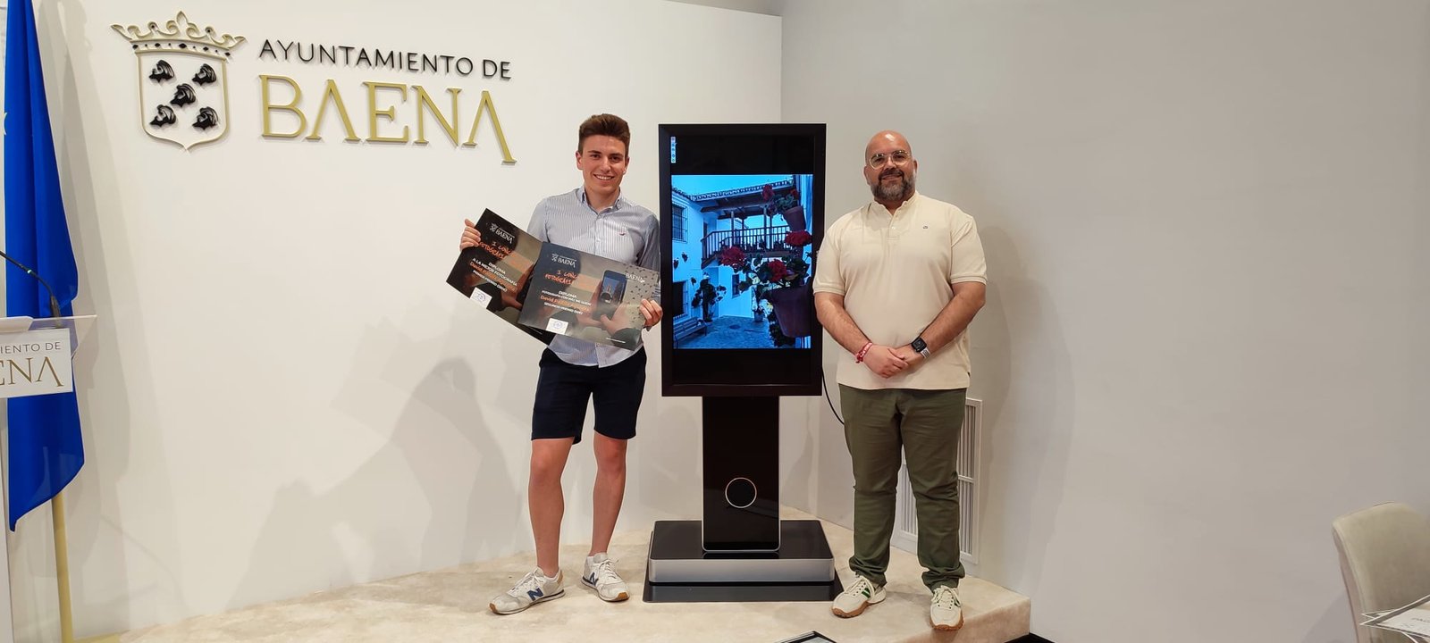 El Ayuntamiento de Baena entrega a David Padilla el primer premio del concurso de Fotografía Urbana