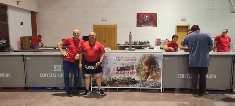 Inaugurada la XIX Cata de la Cerveza de la hermandad de la Magdalena con 48 marcas diferentes y mucha diversión